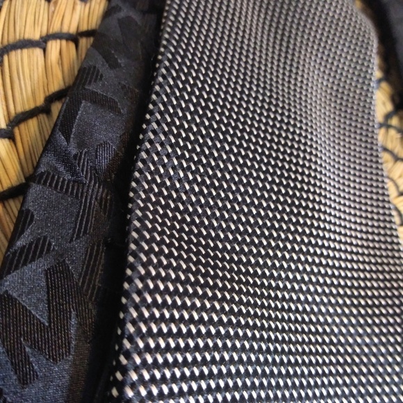 Michael Kors 100% silk tie - Picture 2 of 8